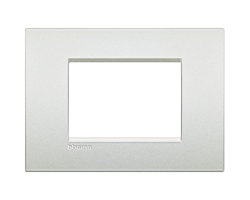 Рамка 3мод. Air LivingLight бел. жемчуг Leg BTC LNC4803PR
